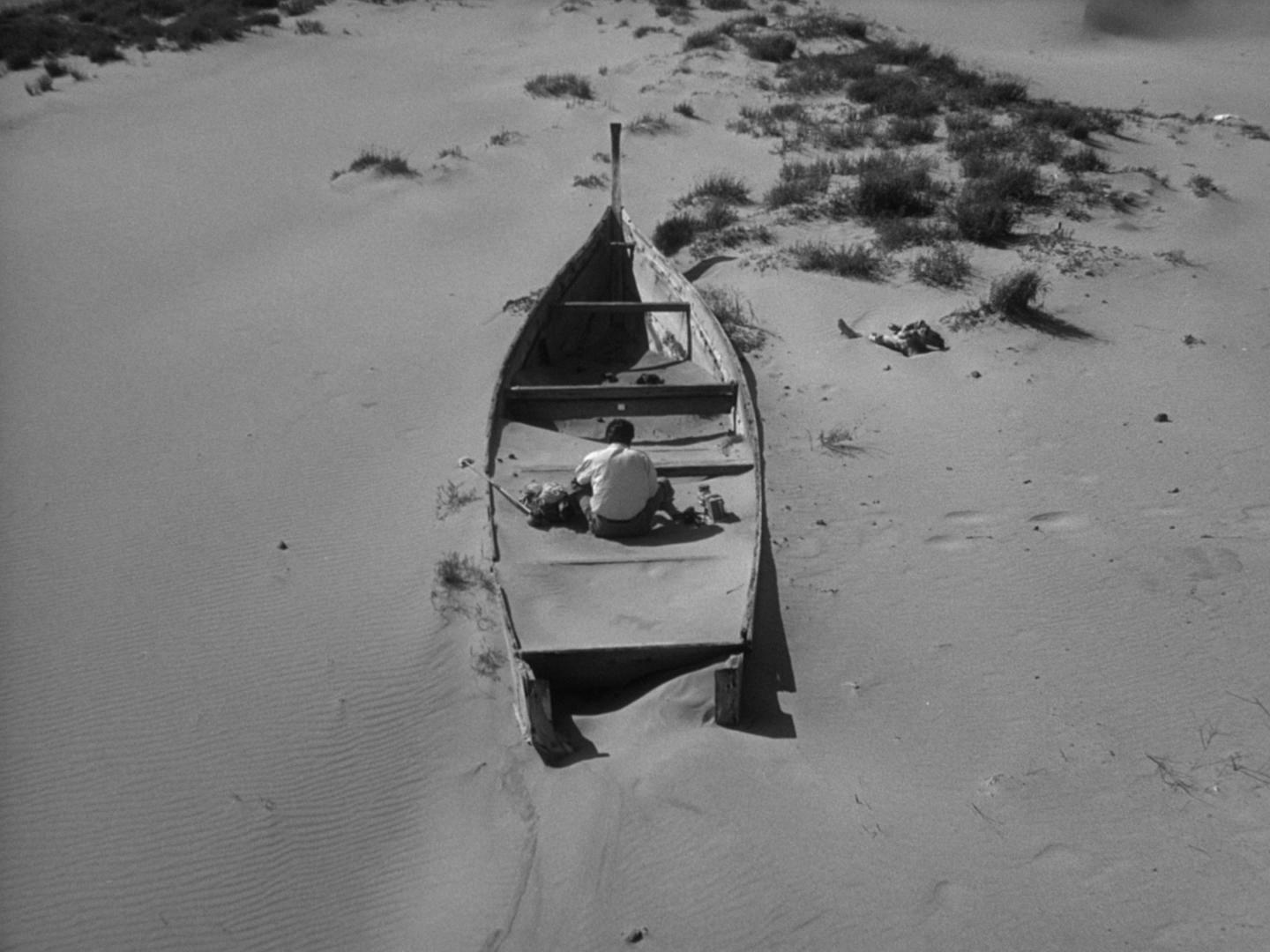 woman_in_dunes_01.jpg