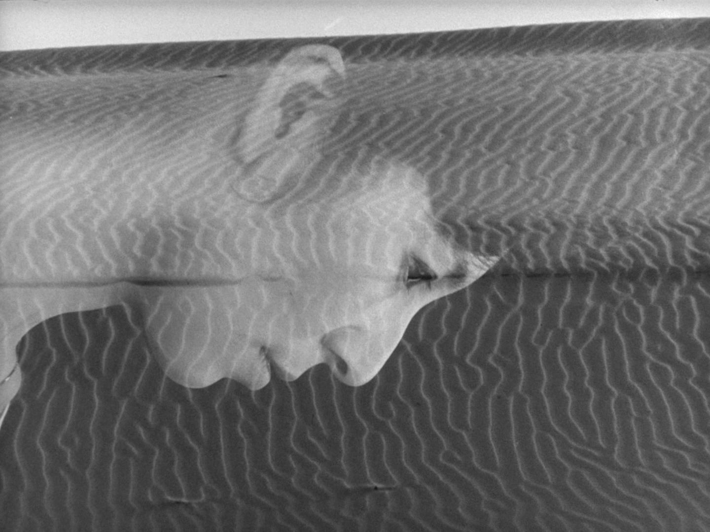 woman_in_dunes_02.jpg