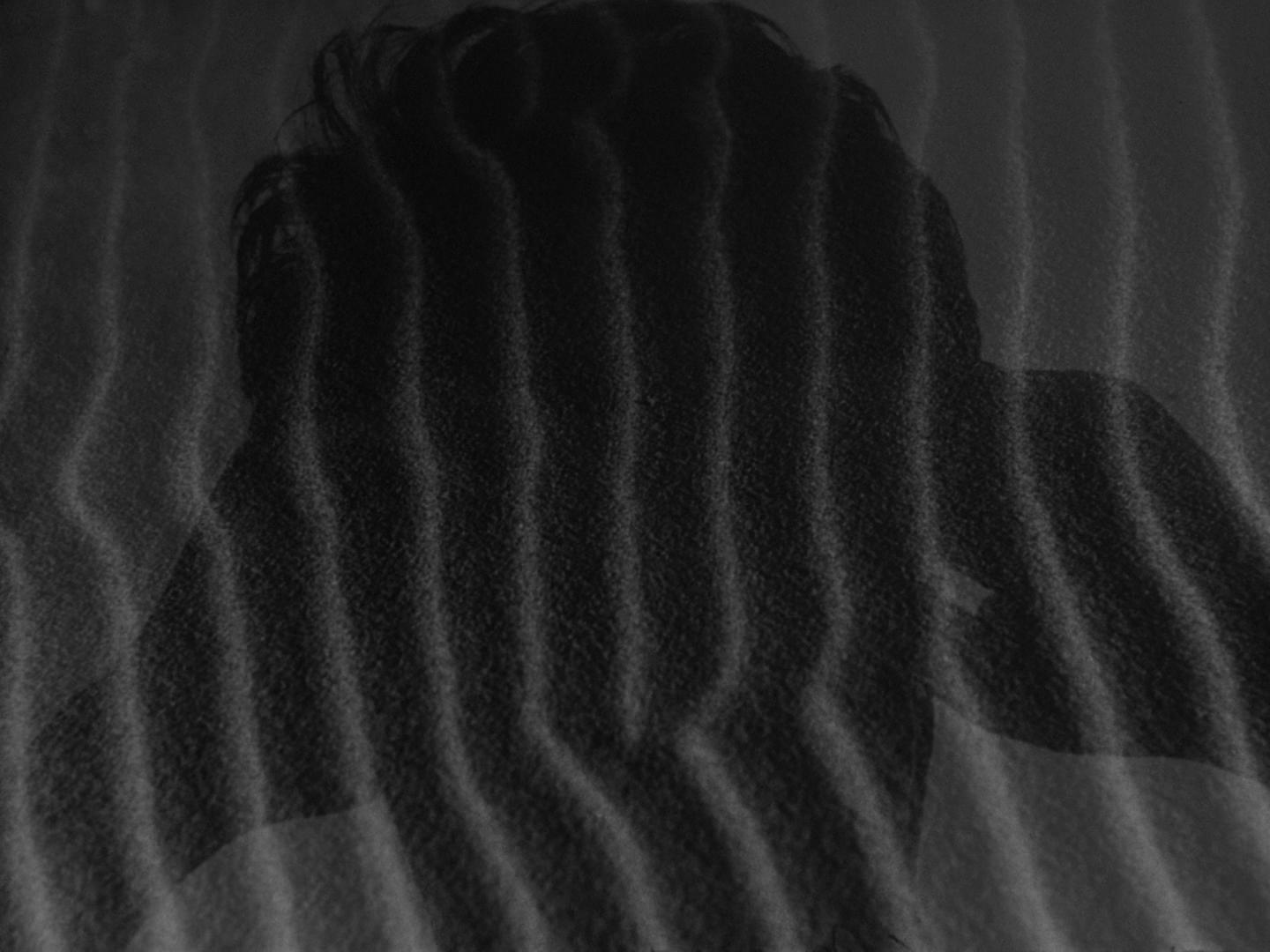 woman_in_dunes_04.jpg