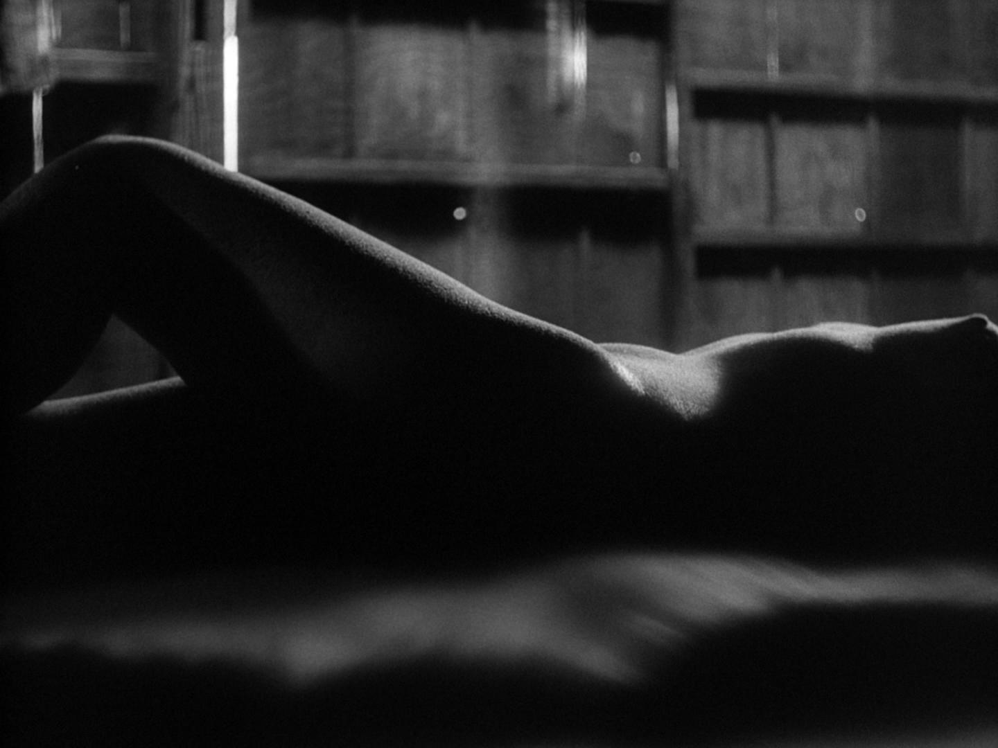 woman_in_dunes_05.jpg