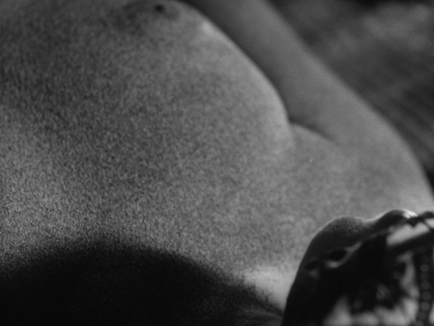 woman_in_dunes_06.jpg