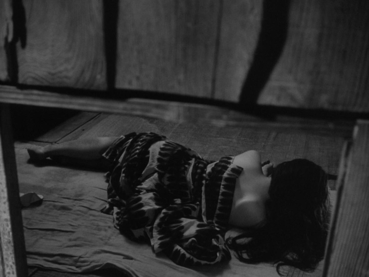 woman_in_dunes_09.jpg