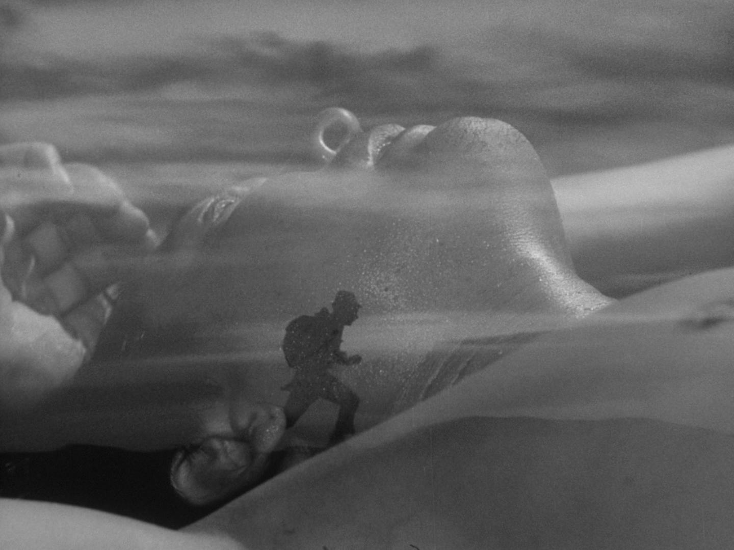 woman_in_dunes_11.jpg